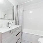 One Bedroom Flat Close To The 아파트 *