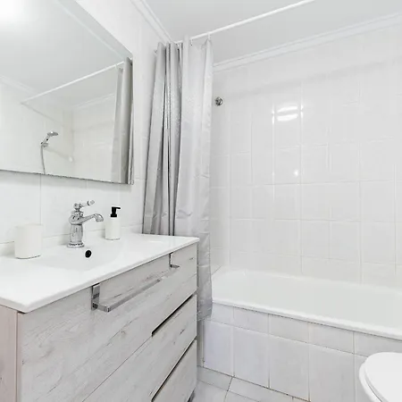 One Bedroom Flat Close To The 아파트 *